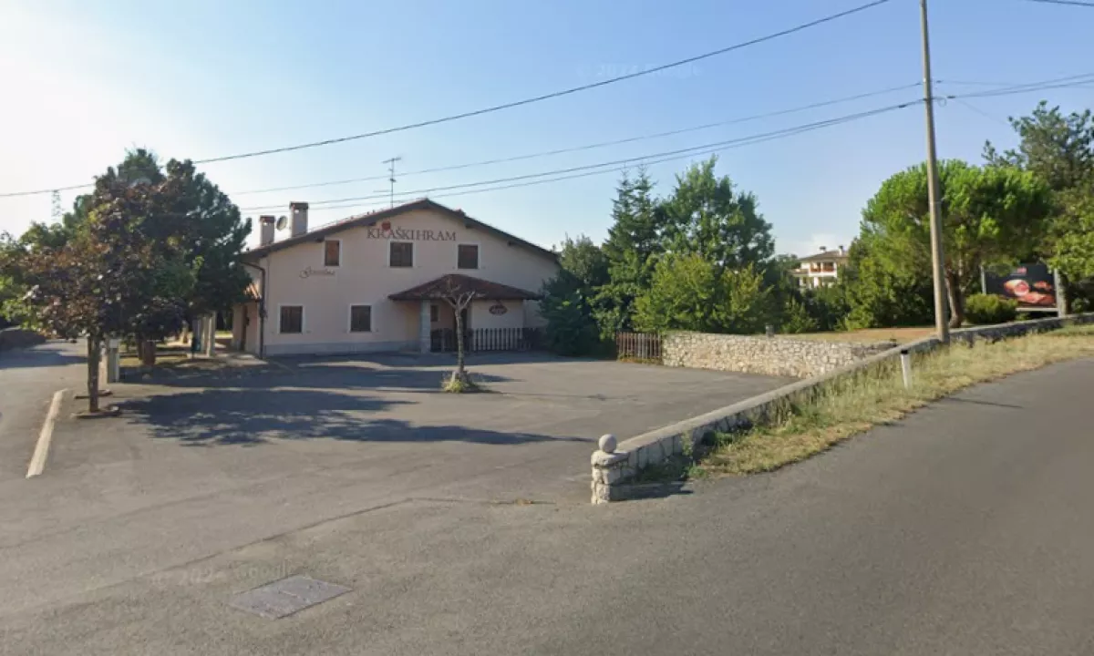 Italijanska upokojenca priznala plačilo za spolne odnose v nočnem klubu na Krasu