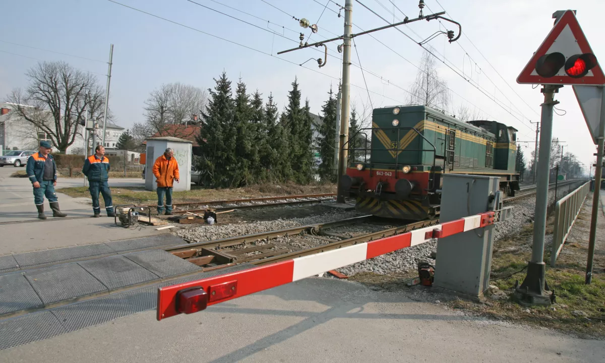 Nov incident: neznanec odlomil zapornico za zapiranje železniškega prehoda