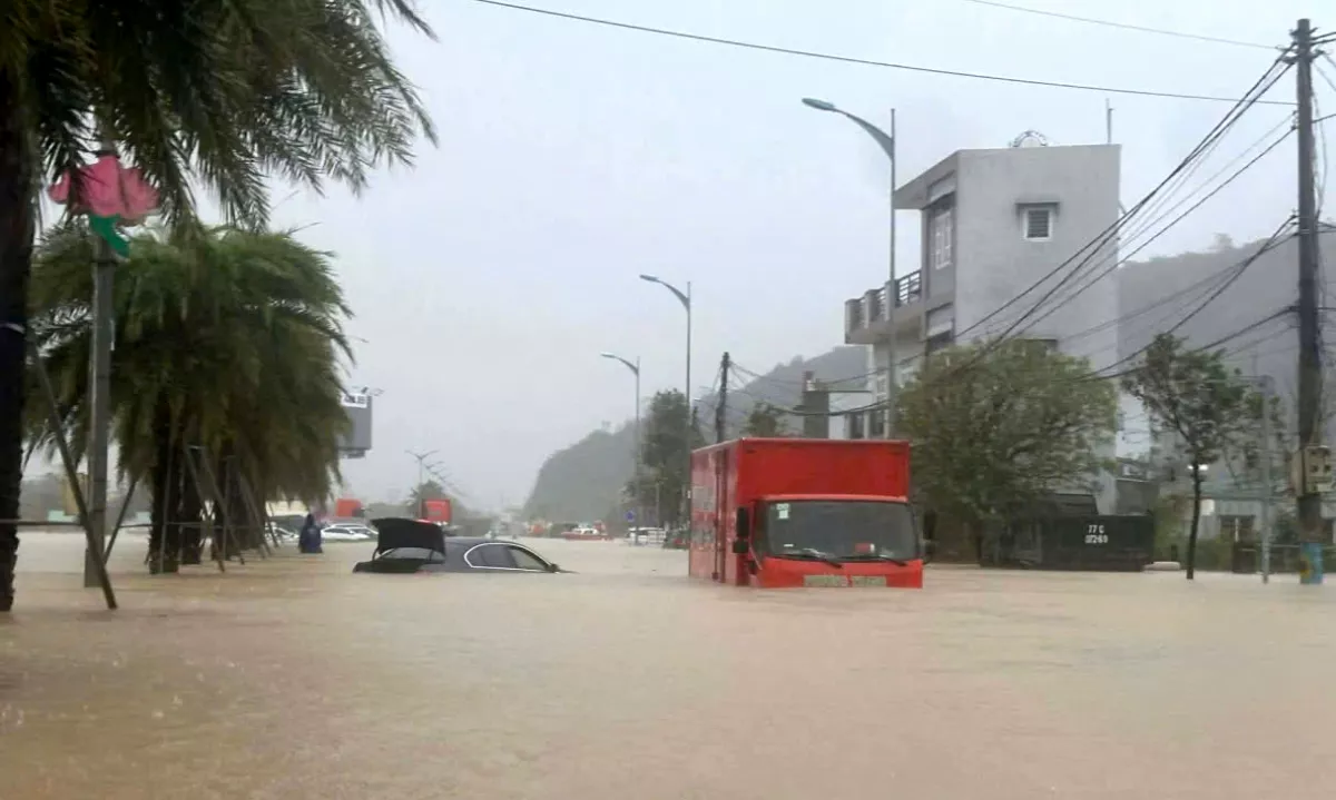 Število smrtnih žrtev poplav v Vietnamu naraslo na 90, nastala velika gmotna škoda