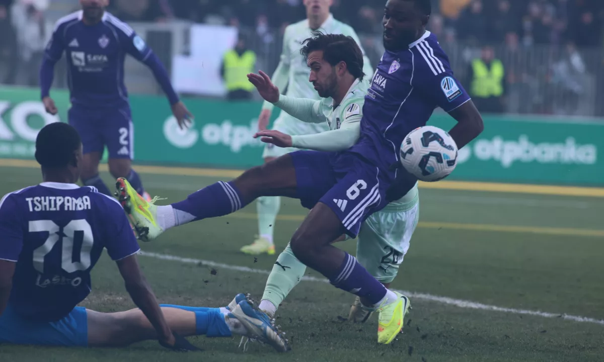 Olimpija z igralcem manj remizirala na derbiju z Mariborom