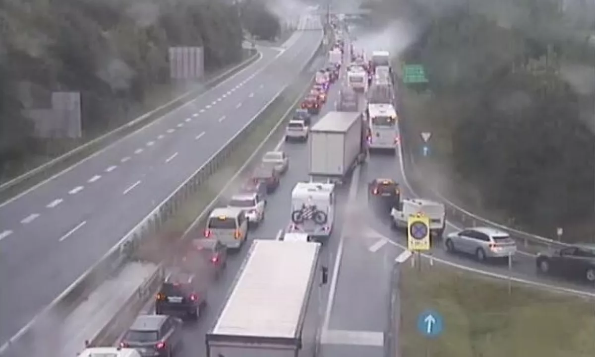 Pozor, zaradi nesreče nastajajo zastoji, obstaja tudi možnost naleta