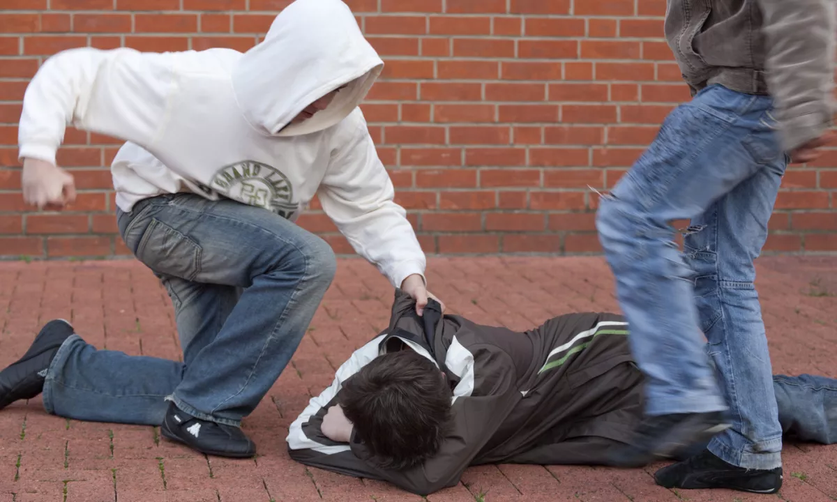 Otroka pobegnila od doma, z udarcem »položila« žensko in jo okradla