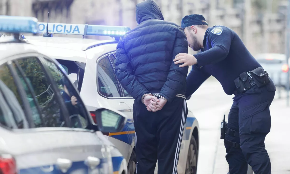 Pijani Koprčan žalil policiste in uriniral po vhodu v lokal