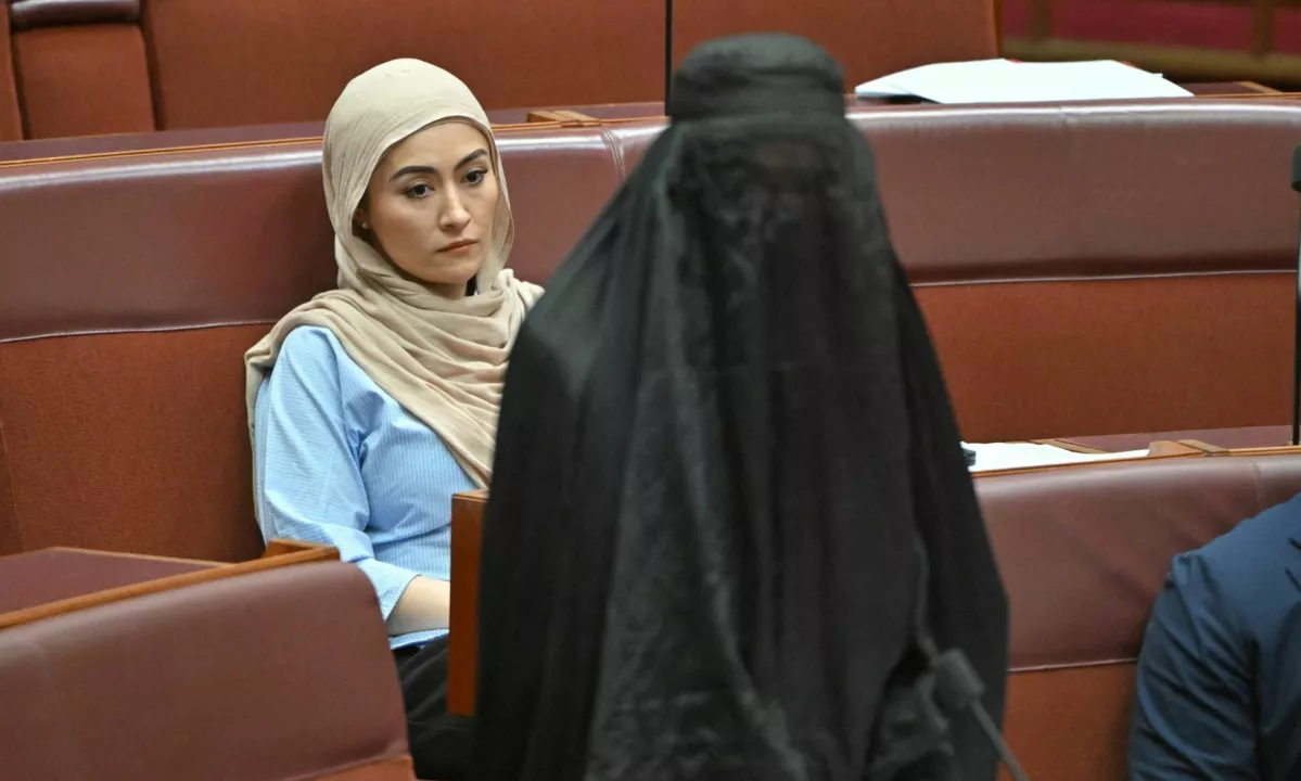 Avstralska senatorka s protestnim nošenjem burke sprožila ogorčenje v parlamentu