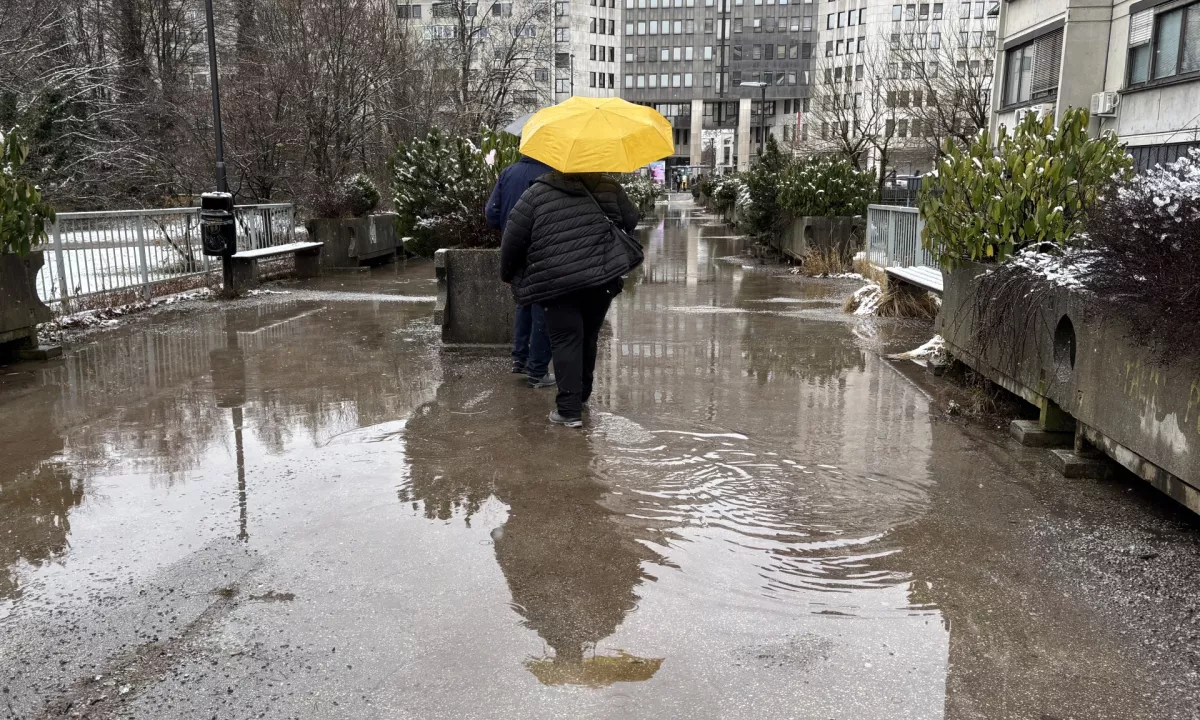 Prihajajo obilne padavine, ponekod v veljavi oranžno opozorilo