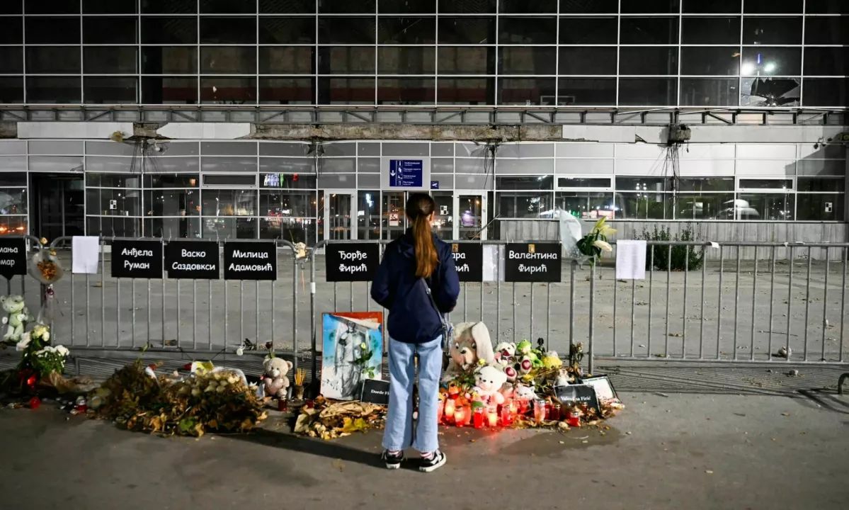 Družini dveh umrlih v zrušenju nadstreška v Novem Sadu prejeli odškodnino