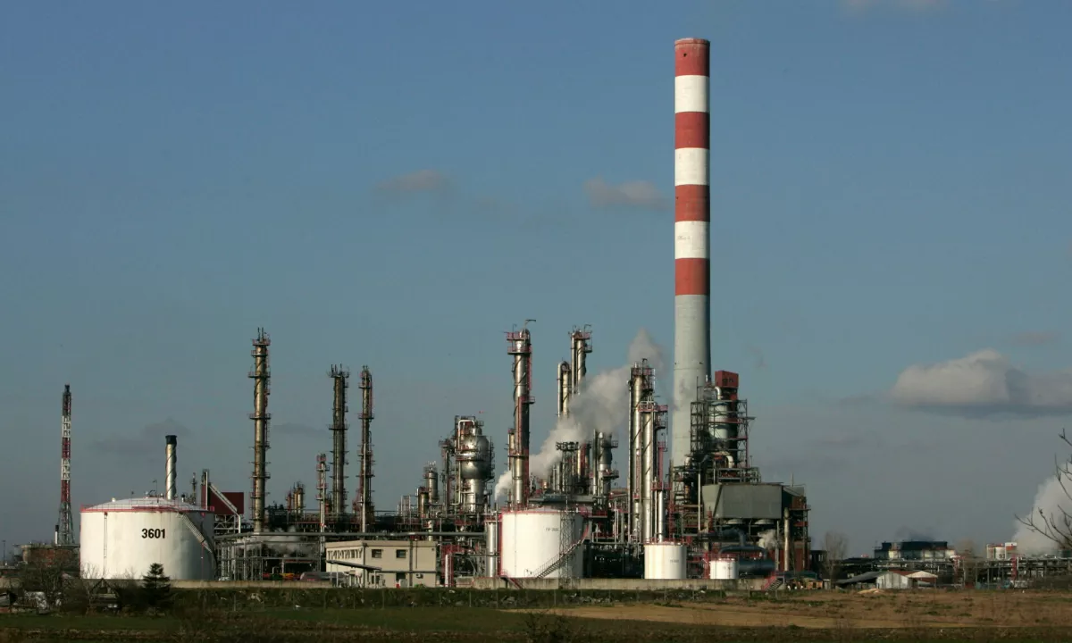 Srbija ostala brez surove nafte, Vučić napovedal »velike težave«