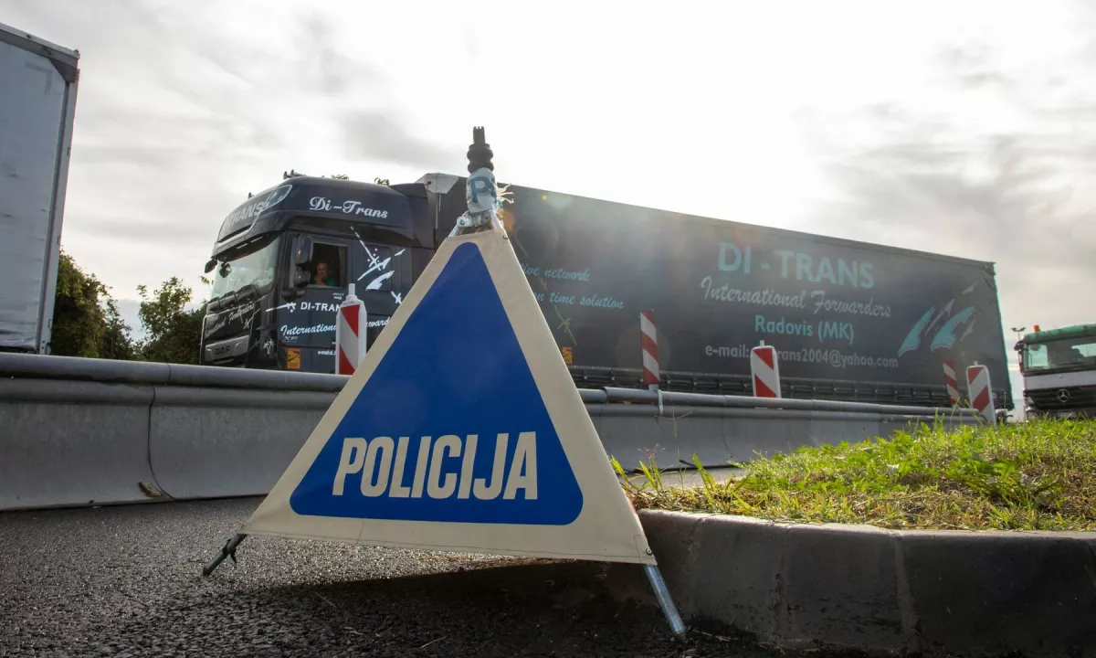 Zaradi nesreče zaprta Šmartinska cesta v križišču z obvoznico