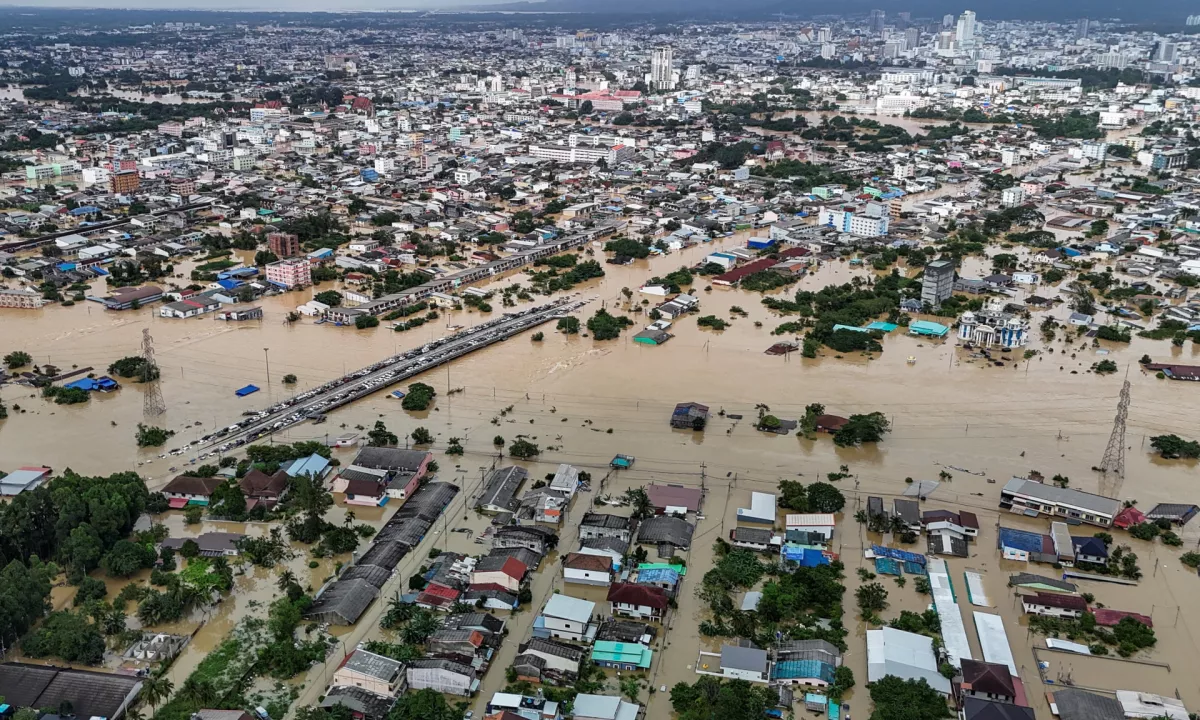 V obsežnih poplavah na Tajskem umrlo več kot 30 ljudi