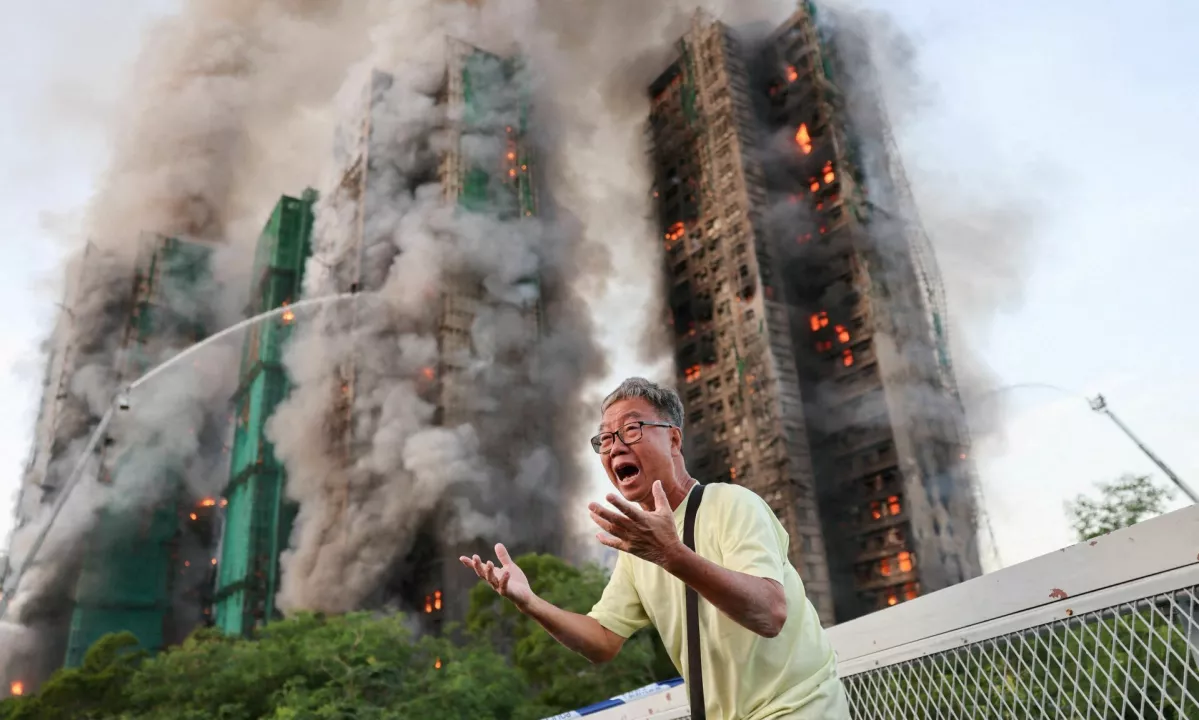 V Hongkongu gorijo stolpnice: umrle štiri osebe, tudi gasilec