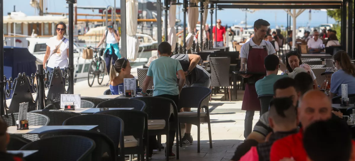 - 29.04.2024. Natakarja v kavarni in slaščičarni v Izoli._strežba, gostinstvo, turizem, pomanjkanje turističnih delavcev.- Predlog za prvomajsko čestitko. //FOTO: Bojan Velikonja / Foto: Bojan Velikonja