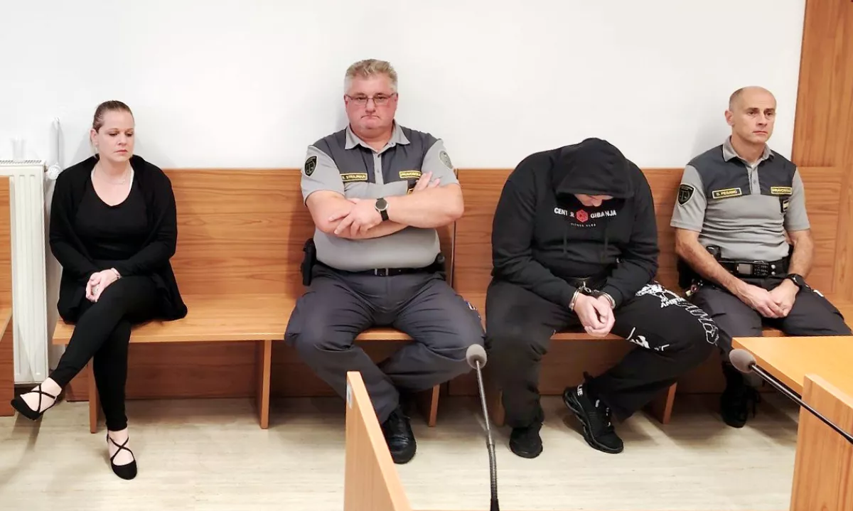 Smrt dečka v razgretem avtomobilu: Tožilec predlaga podaljšanje pripora