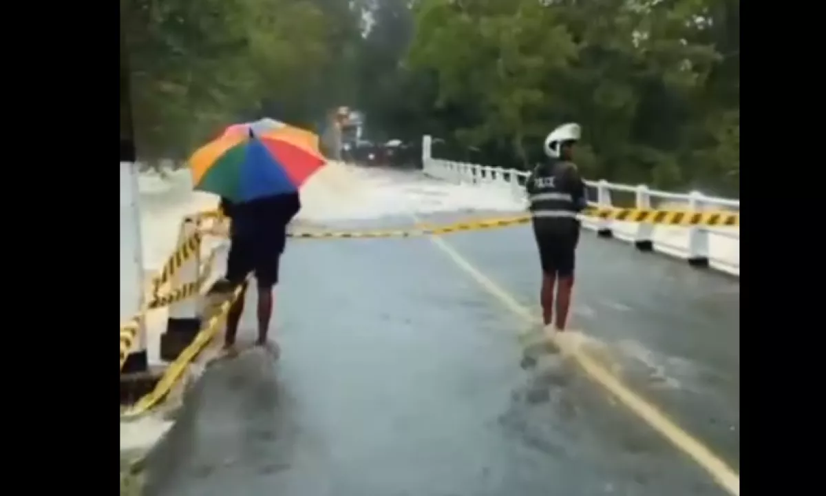 Poplave in zemeljski plazovi na Šrilanki zahtevali več kot 30 življenj