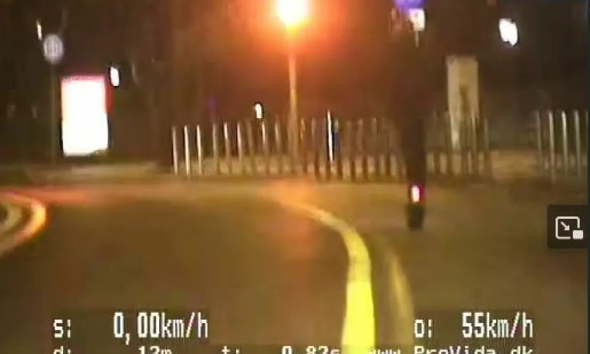 (VIDEO) Za divjanje z e-skirojem po sredini ceste prejel kazen 940 evrov