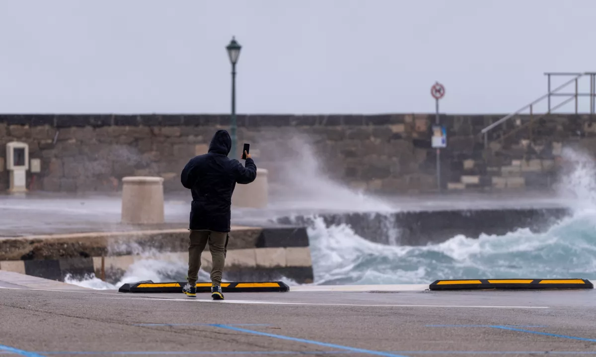 Na hrvaški obali zaradi orkanskega vetra številne omejitve v prometu
