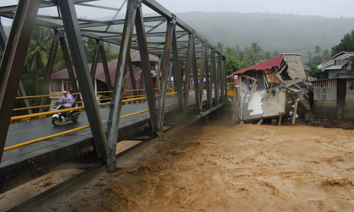 Poplave in zemeljski plazovi na Šrilanki zahtevali več kot 30 življenj