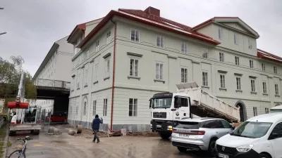Čeprav bi se dela že morala končati je delovišče Palače Cukrarna zelo aktivno. Sprjeeli so anek, ki je projekt podražil in rok podaljšal.