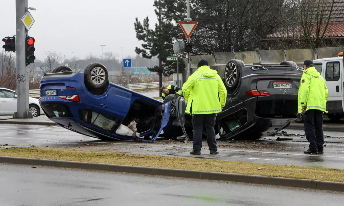 Nesreča na Šmartinki: 18-letnik peš pobegnil s polno nogavico kokaina