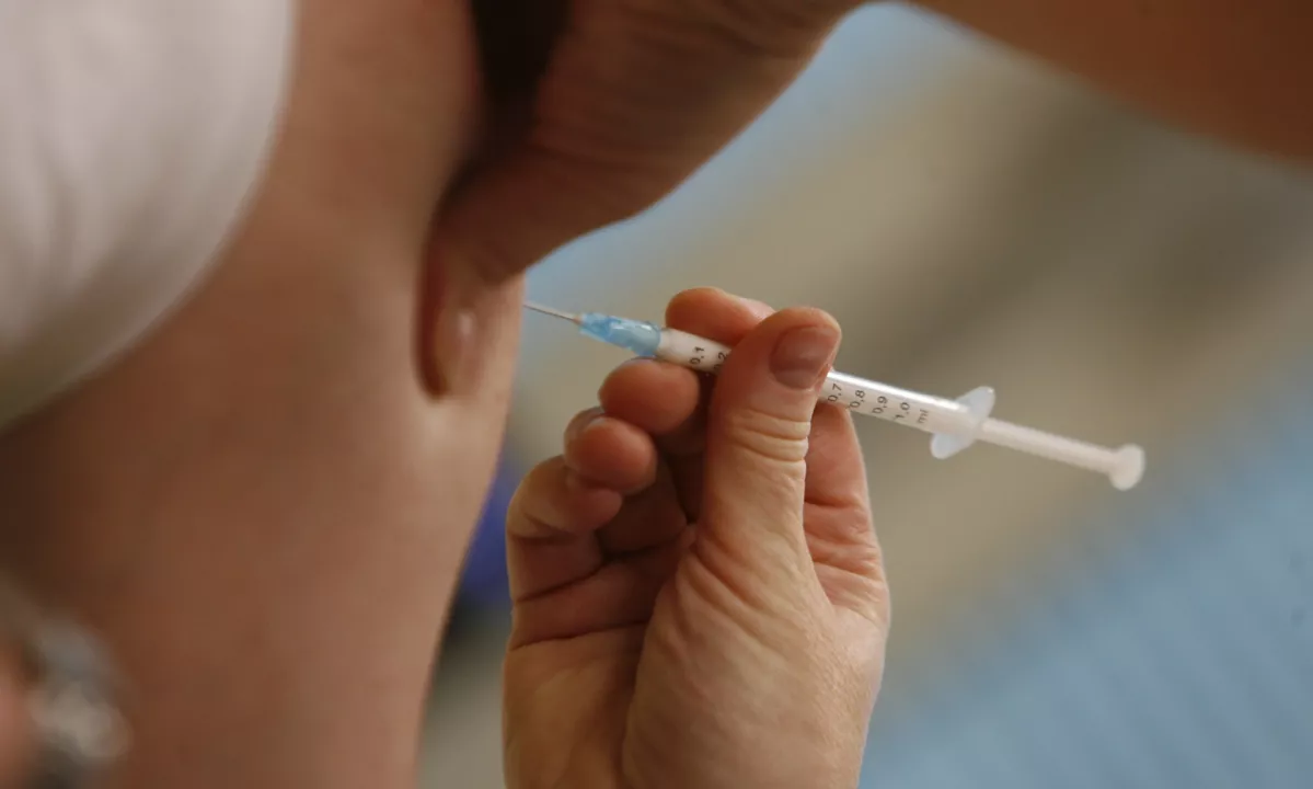 Proti gripi se je že cepilo več ljudi kot v celotni lanski sezoni