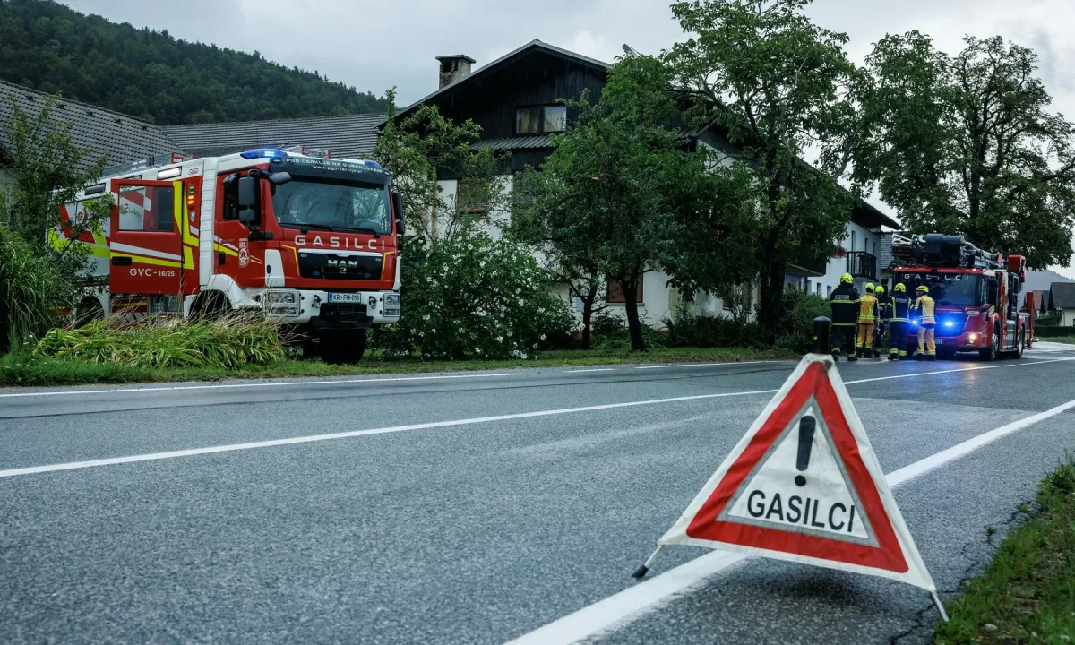 V Kromberku pri Novi Gorici zagorela stanovanjska hiša, več oseb potrebovalo pomoč