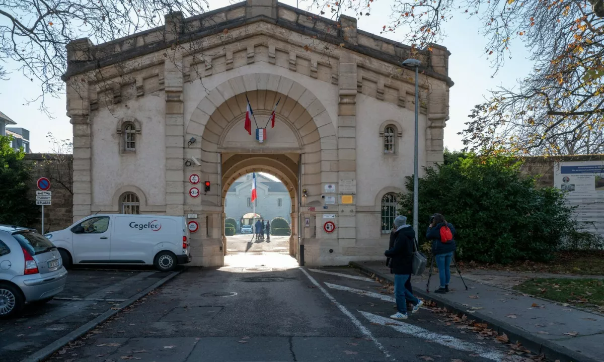 Dva zapornika v Franciji pobegnila iz zapora na filmski način, enega ujeli