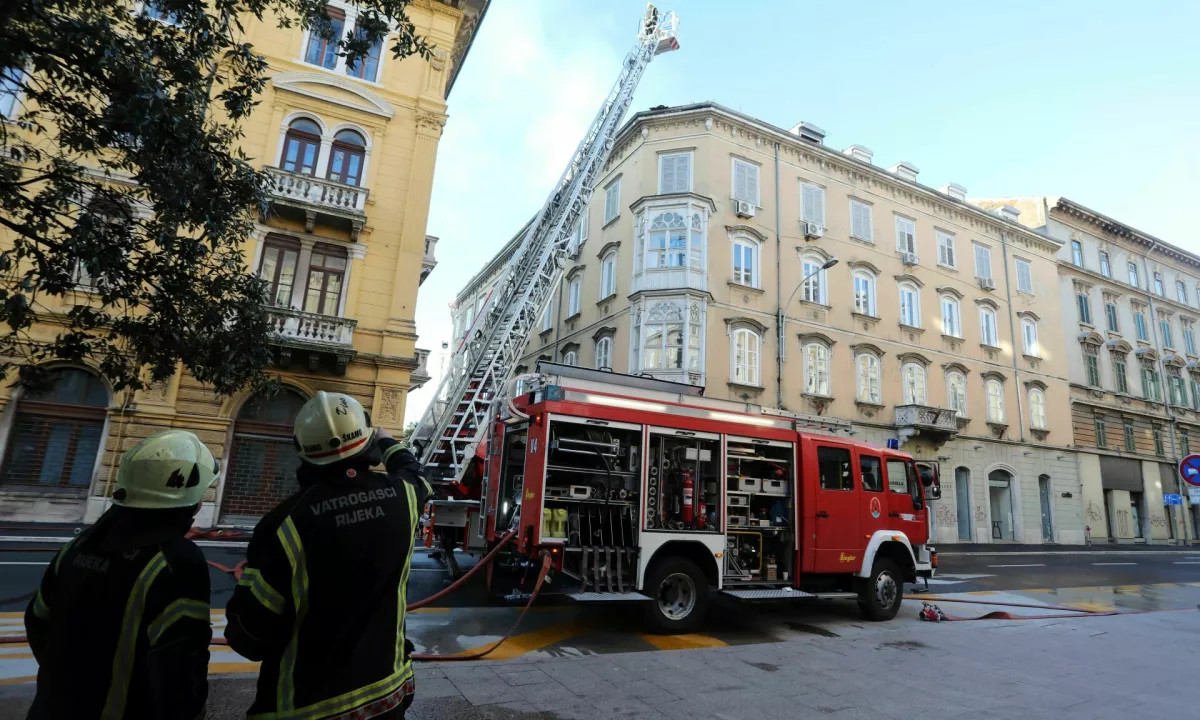 Požar izbruhnil na podstrešju in zajel več stanovanj, umrla ena oseba