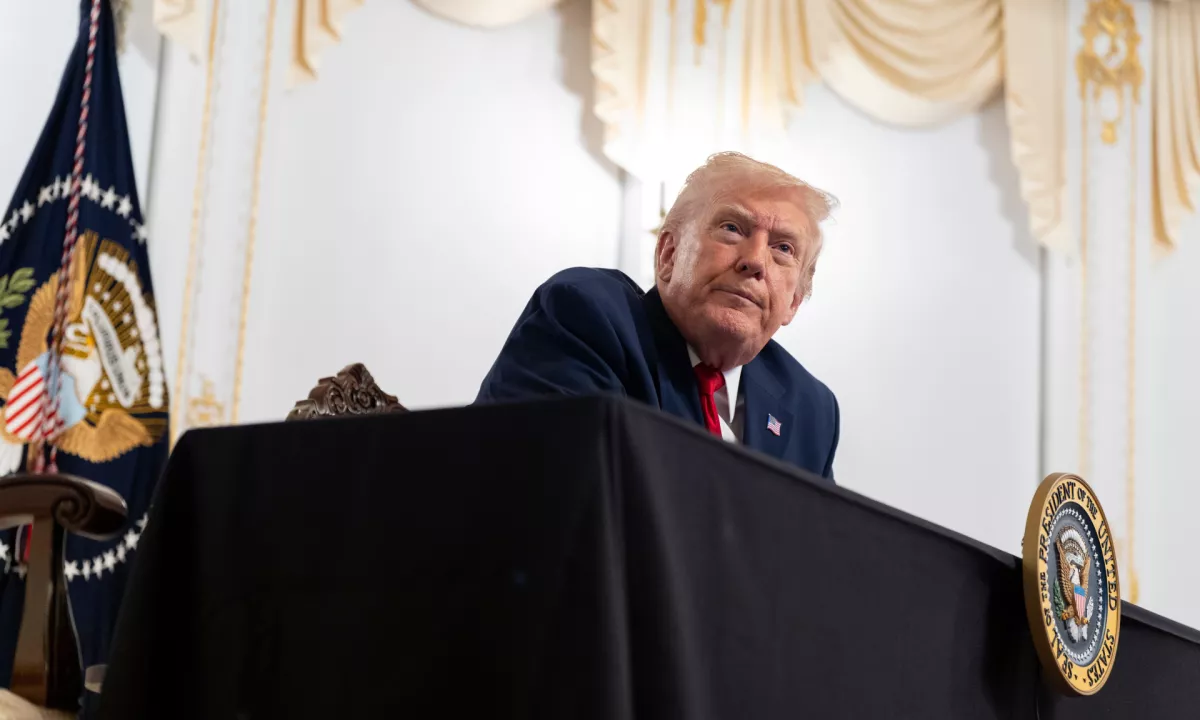 Trump zaradi avtomatskega pisala razveljavil Bidnove zakone