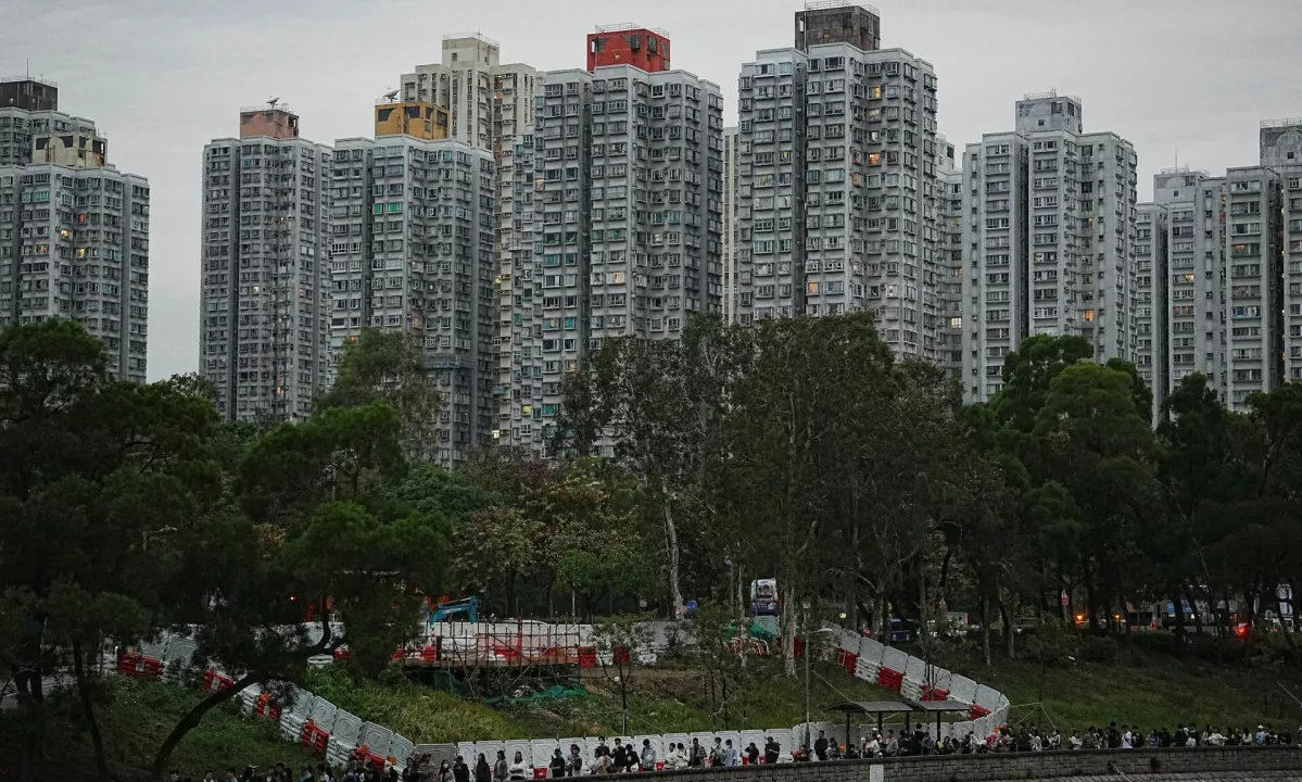 Število žrtev požara v Hongkongu naraslo na 146, oblasti želijo utišati kritike