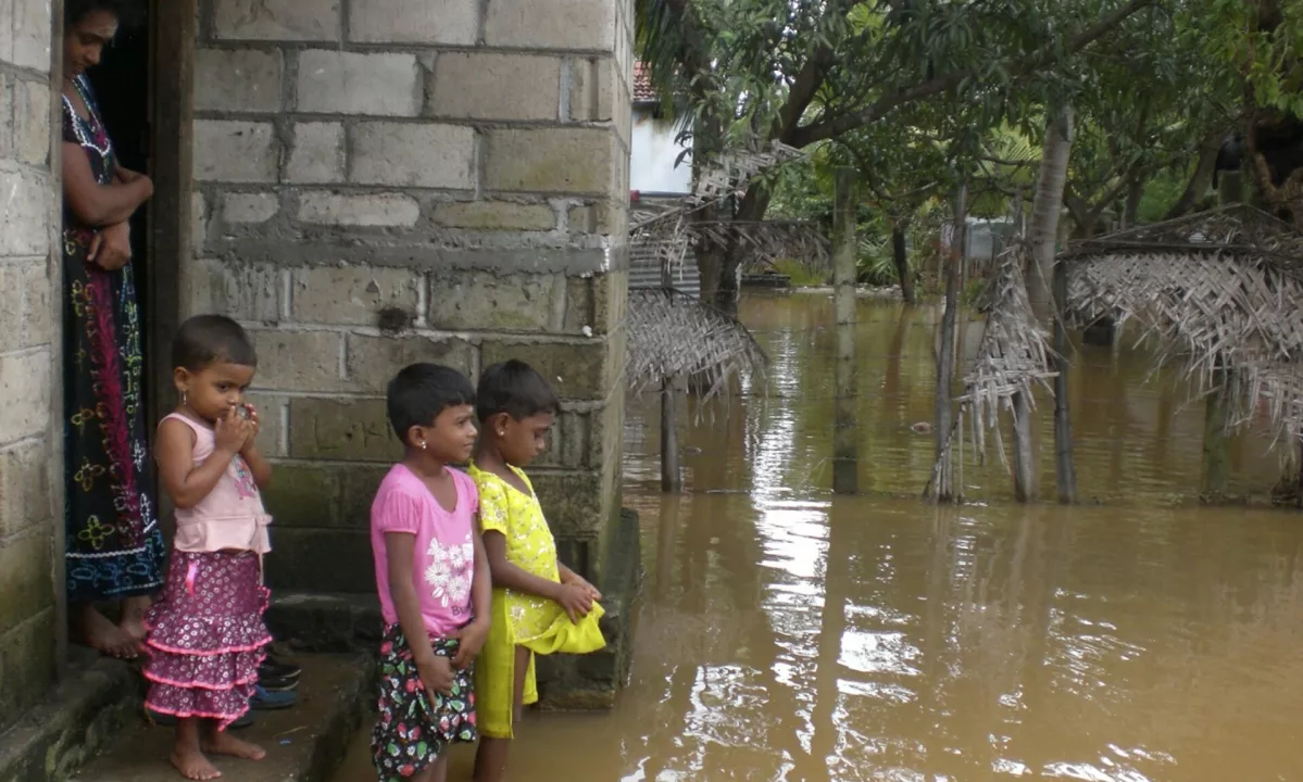 V poplavah na Šrilanki več kot 200 mrtvih, žrtve tudi v neurju v Vietnamu