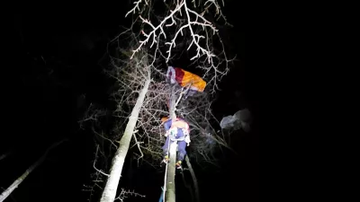 Škofjeloški reševalci so z drevesa rešili jadralno padalko. 