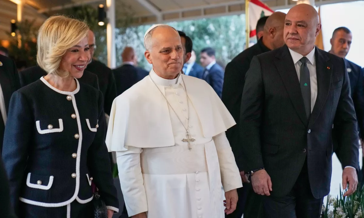 Papež prispel na obisk v Libanon s sporočilom miru