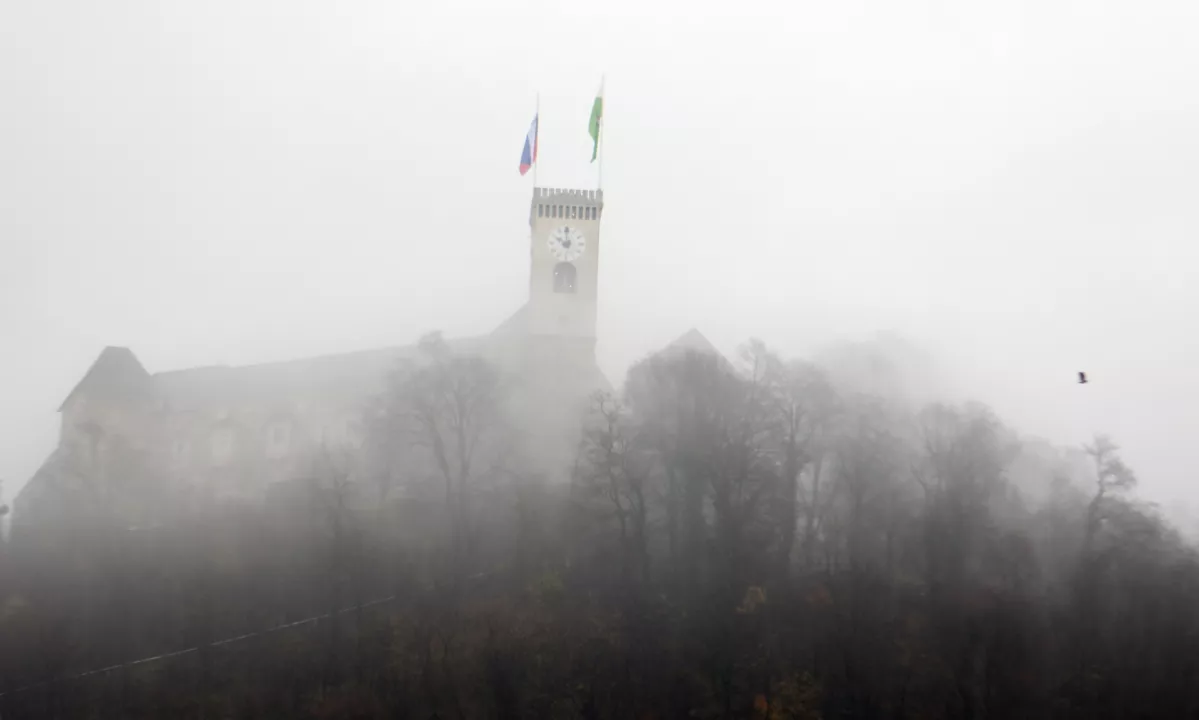 Začetek tedna v Sloveniji oblačen in meglen
