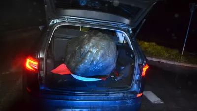 Velenje.V noci iz cetrtka na petek je storilec poskodoval spomenik Tita na Titovem trgu v Velenju. Policija je osumljenca ze izsledila in zoper njega vodi ustrezne postopke.Foto: PU Celje