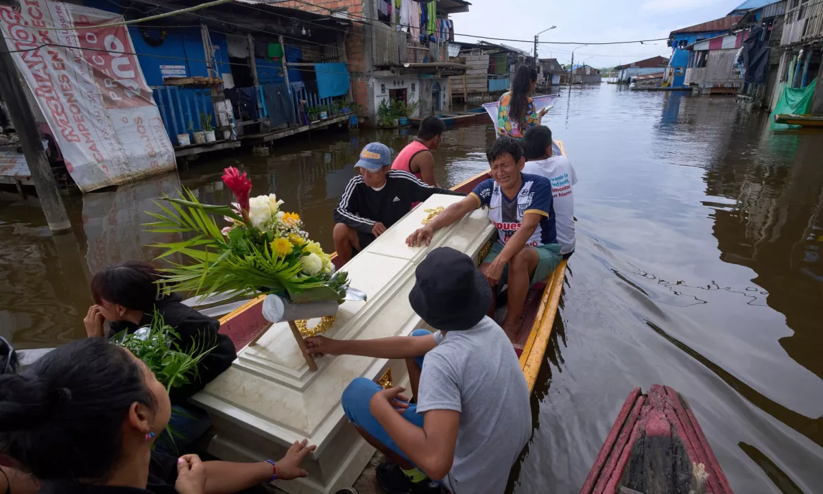 V rečnem pristanišču v Peruju v zemeljskem plazu umrlo najmanj 12 ljudi