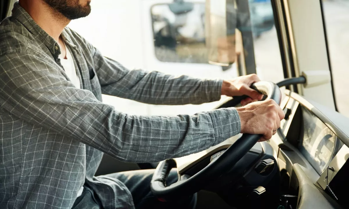 Pijani tovornjakar med vožnjo jedel in vijugal po avtocesti