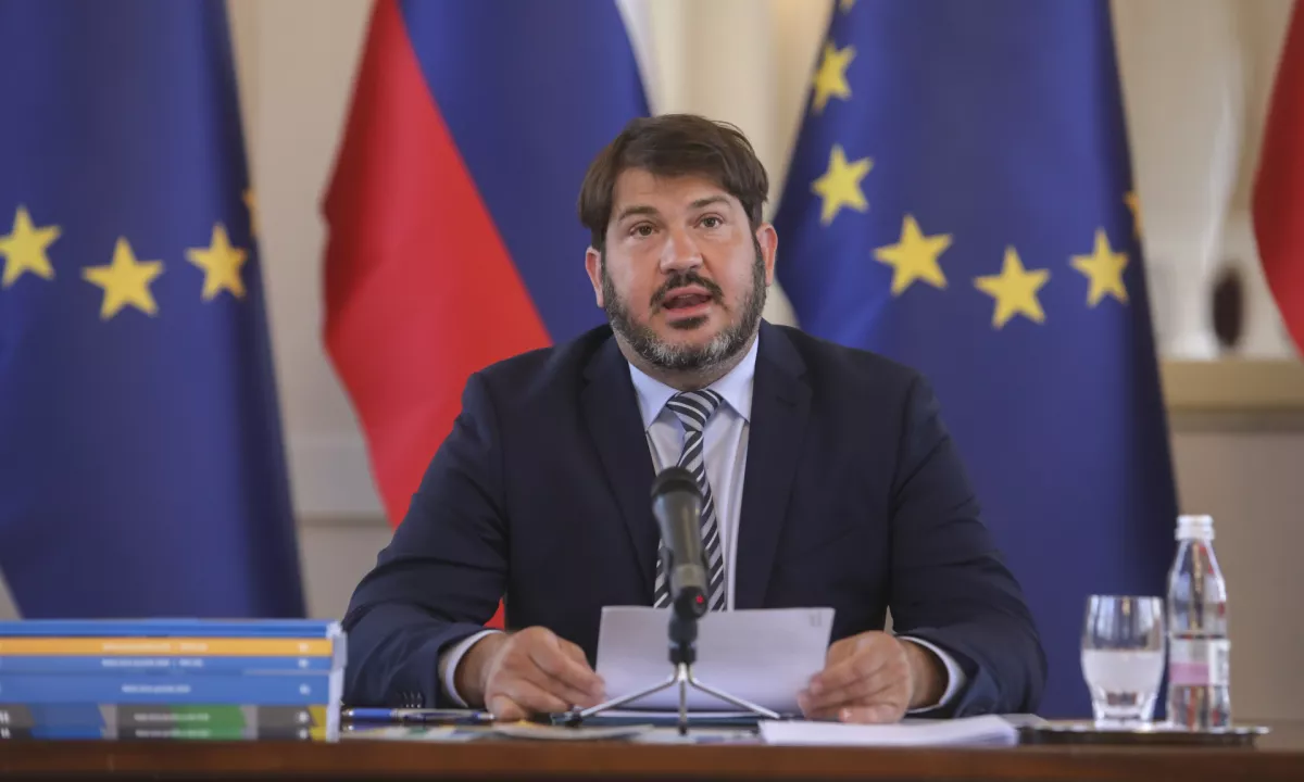 Diskriminacija: na gimnaziji zborovodje niso zaposlili, ker je poročen z moškim