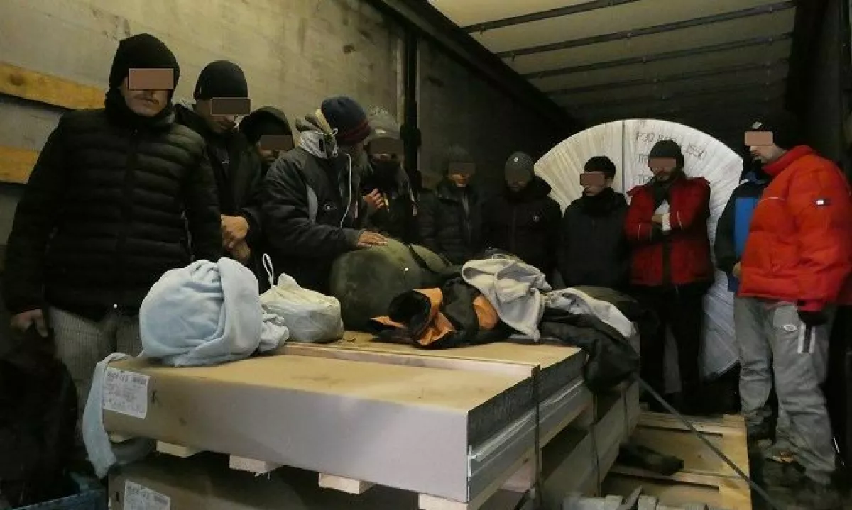 Državljan Srbije v priklopniku skrival 14 tujcev, odkrili so jih na Gruškovju