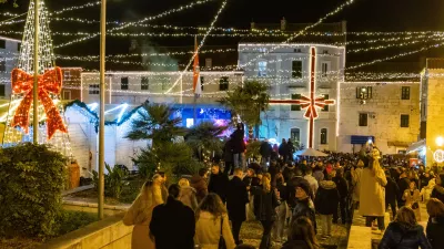 Advent v Makarski povezuje tri osrednje lokacije – Kačićev trg, Hrpino in Trg Tina Ujevića. TZ Makarska