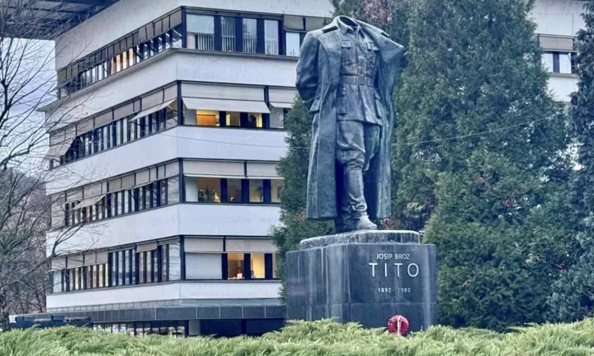 Titov spomenik v Velenju ostal brez glave, policija storilca že prijela