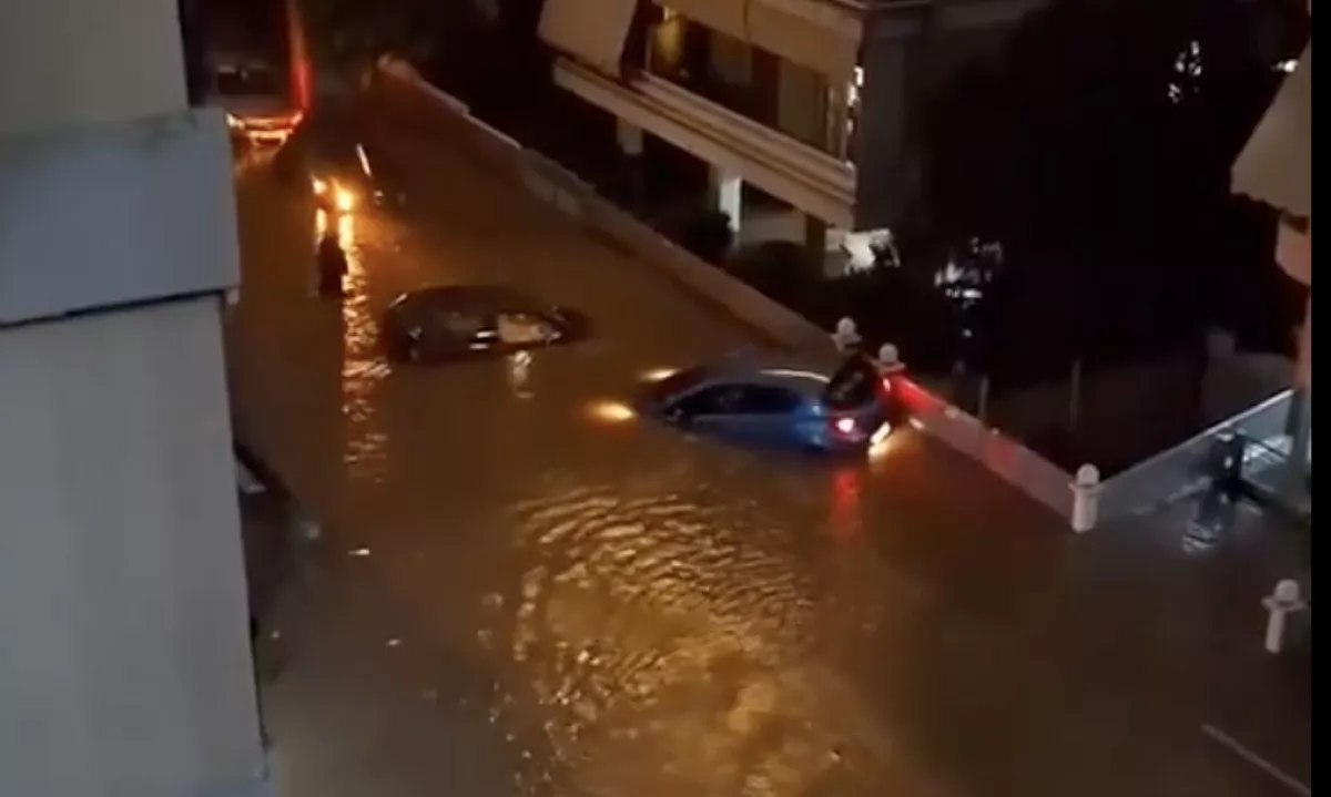 Zaradi neurja v Grčiji poplavljene ceste in zaprte šole, voda odnašala avtomobile