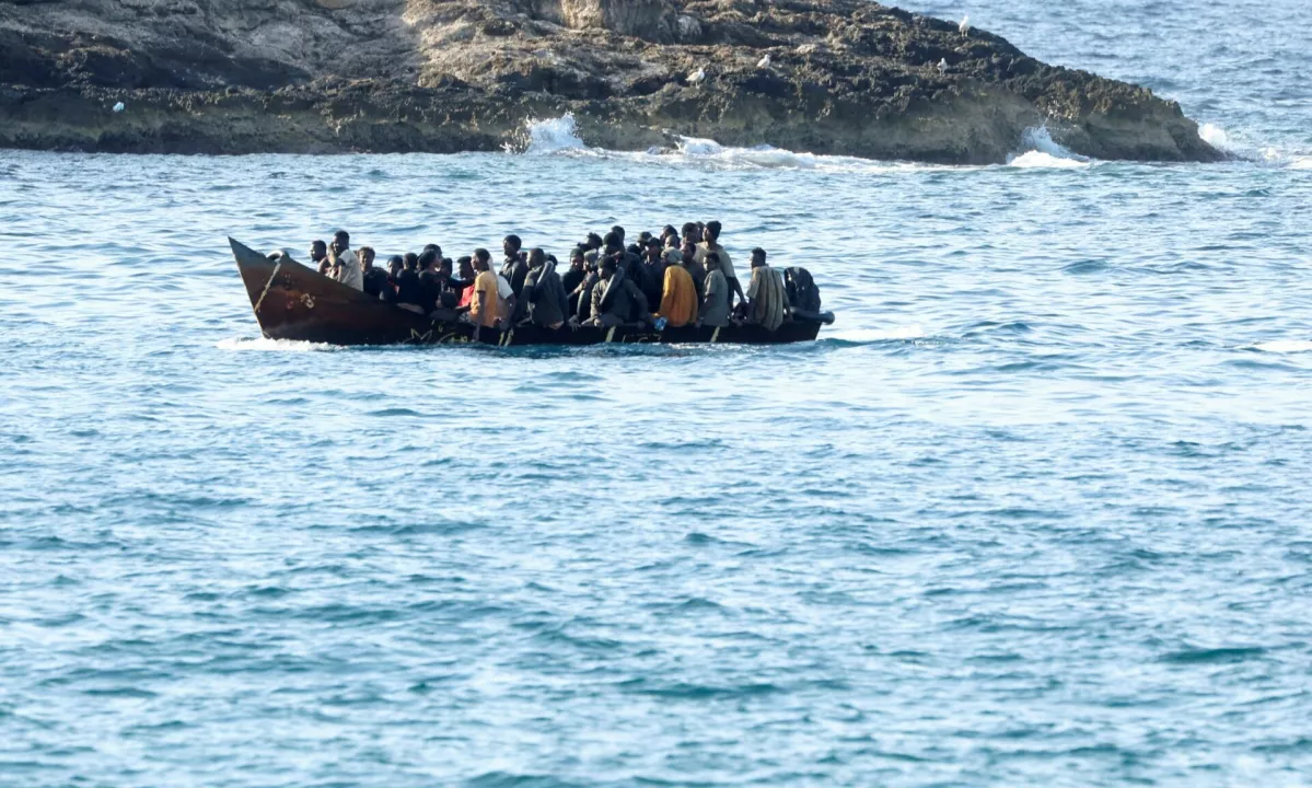 Obalna straža pri Siciliji rešila 45 migrantov, pet jih pogrešajo