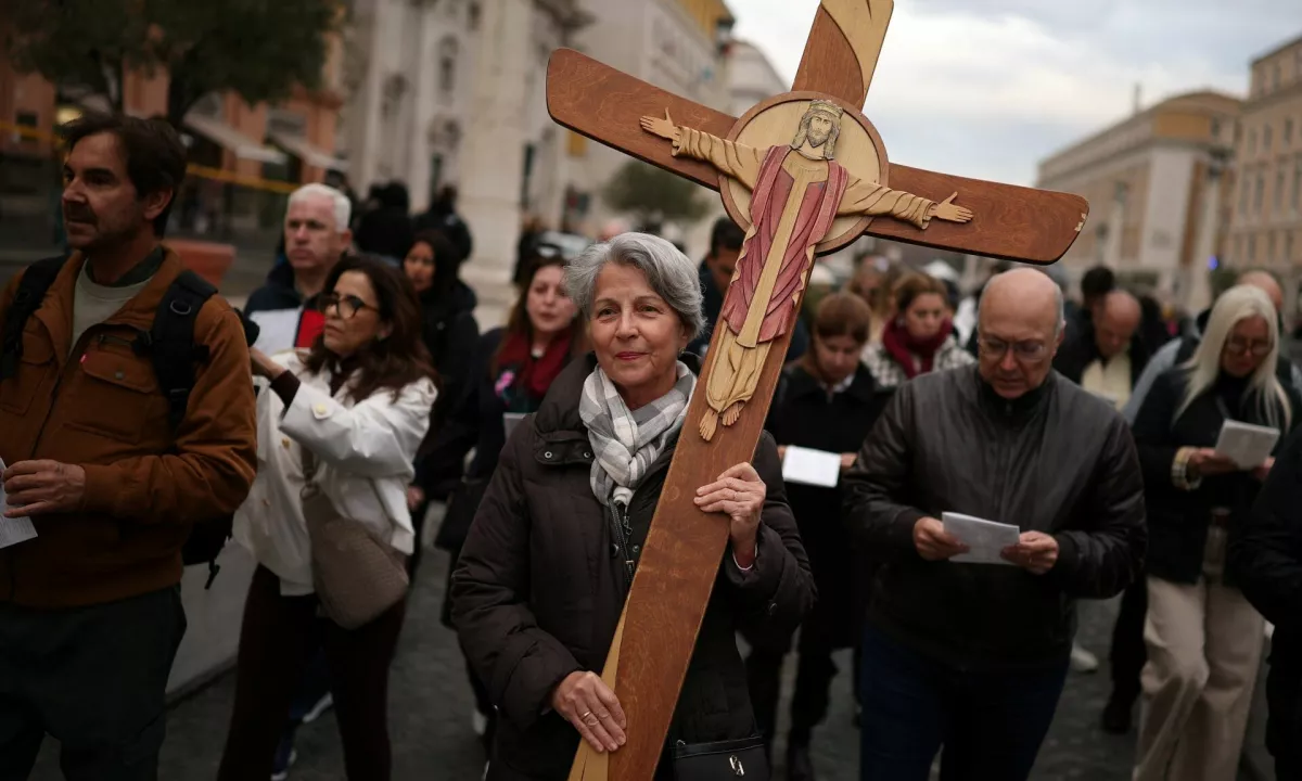 Vatikan ženskam znova zaloputnil vrata: Diakoni še naprej le moški