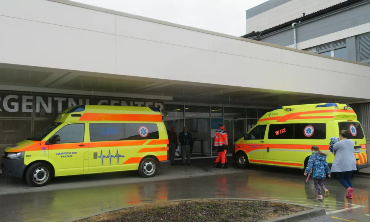 Paciente preusmerjal v zasebno ordinacijo, kjer je operiral, dobil je odpoved