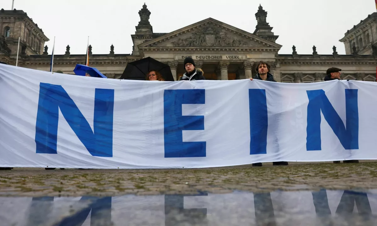 Nemčija uvaja prostovoljno služenje vojaškega roka, mladi na ulicah