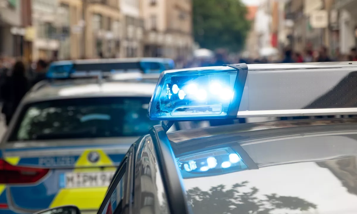 80-letnica v Hamburgu umrla po telefonski prevari, na Reki pa ženska umrla na stopnišču