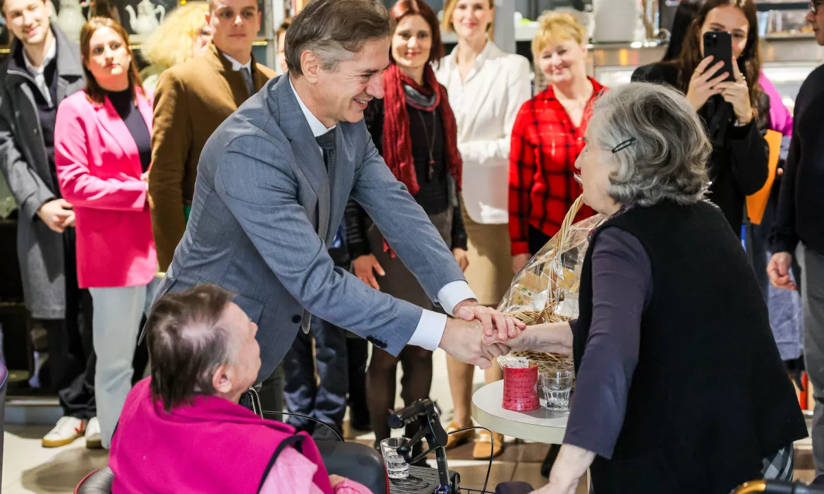 Golob odločen: 8. januarja morajo biti položnice za oskrbovance v domovih nižje