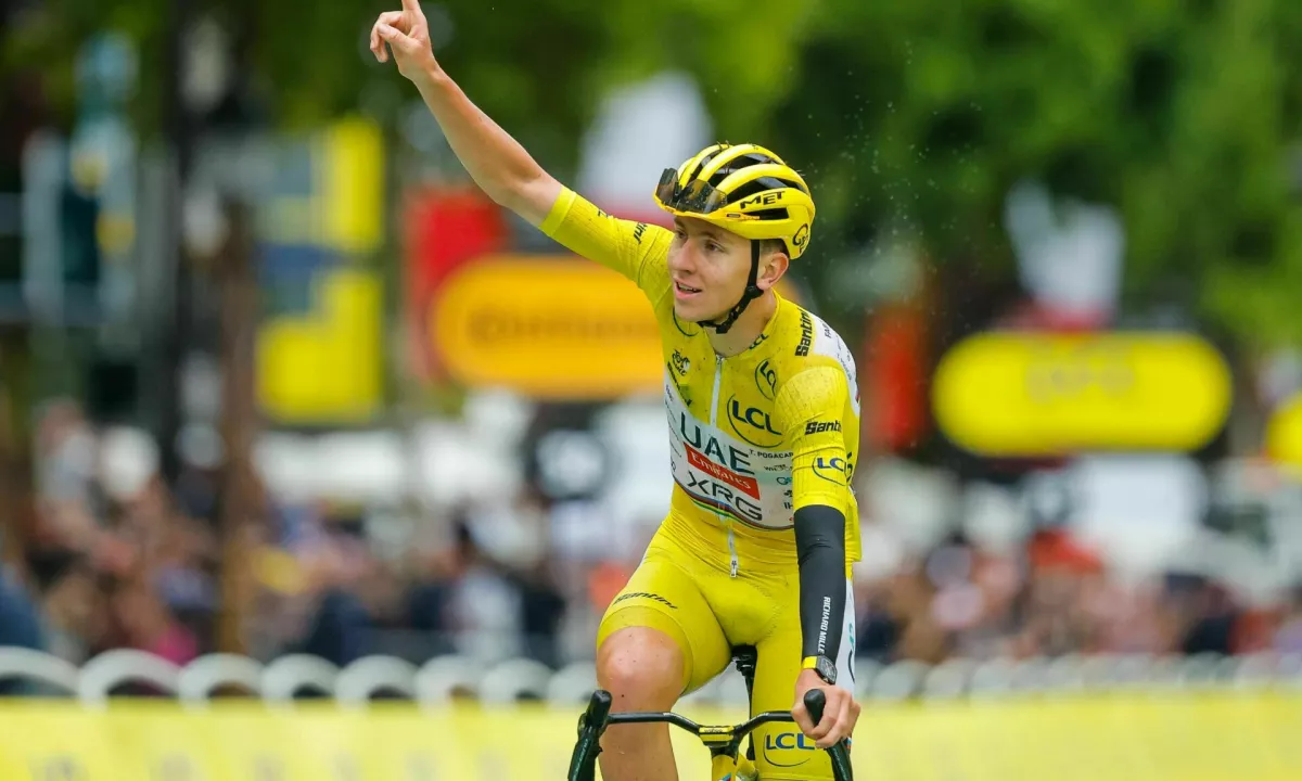 Izvrstni Tadej Pogačarju pobral še tretje zlato kolo