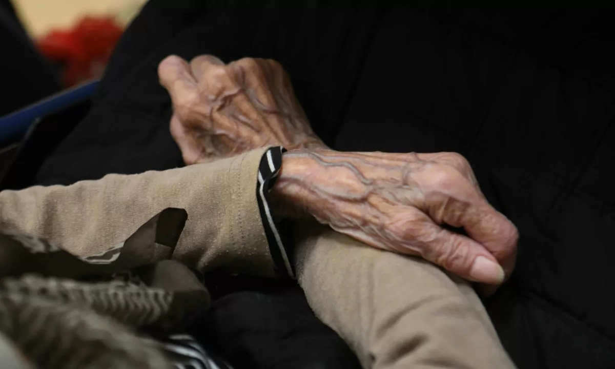 Združenje Srebrna nit opozarja na prikrito nasilje nad starejšimi ženskami