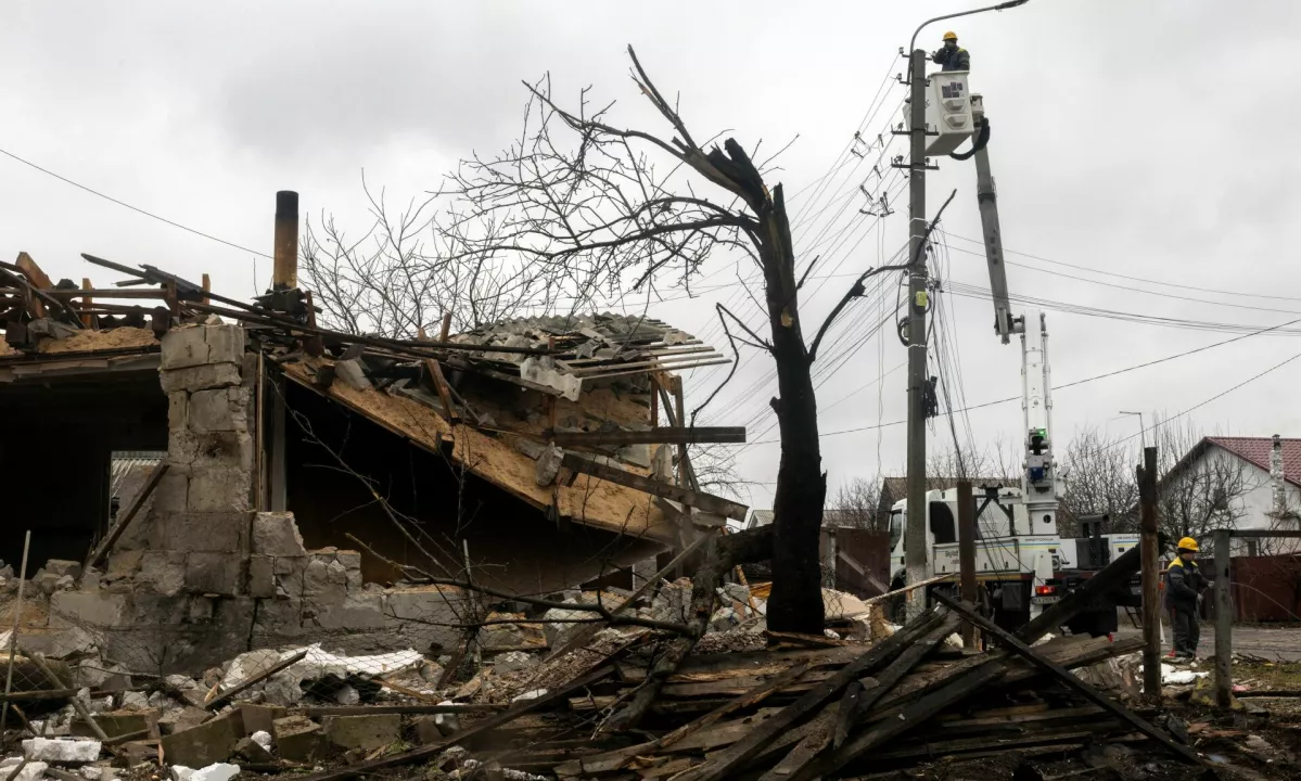Več deset tisoč Ukrajincev po ruskih napadih brez elektrike in na hladnem