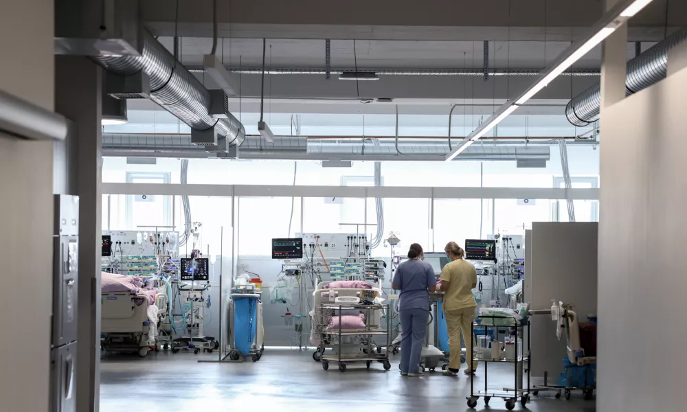 - simbolična fotografija - zdravstvo, zdravnik, medicinska sestra, medicinsko osebje, pacient, bolnica, bolni&scaron;nica- 12.03.2025 - ministrica za zdravje Valentina Prevolnik Rupel si je na delovnem obisku v Univerzitetnem kliničnem centru (UKC) ogledala tekoče investicije//FOTO: Jaka Gasar